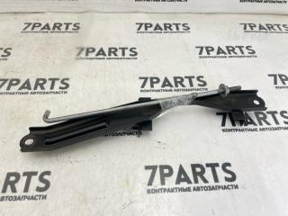 Крепление аккумулятора TOYOTA PREMIO NZT260 1NZFE 3 ракурс