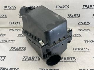 Корпус воздушного фильтра TOYOTA ISIS ZGM10 2ZRFAE 17700-37270 4 ракурс Корпус воздушного фильтра TOYOTA ISIS ZGM10 2ZRFAE 17700-37270 4 ракурс