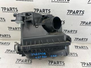 Корпус воздушного фильтра TOYOTA PREMIO NZT260 1NZFE 17700-21181 4 ракурс Корпус воздушного фильтра TOYOTA PREMIO NZT260 1NZFE 17700-21181 4 ракурс