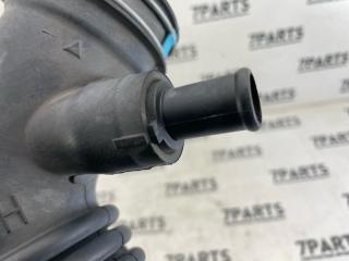 Патрубок воздушн.фильтра TOYOTA ISIS ZGM10 2ZRFAE 17880-37170 3 ракурс Патрубок воздушн.фильтра TOYOTA ISIS ZGM10 2ZRFAE 17880-37170 3 ракурс