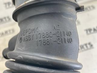 Патрубок воздушн.фильтра TOYOTA RACTIS NCP120 1NZFE 17881-21140 3 ракурс Патрубок воздушн.фильтра TOYOTA RACTIS NCP120 1NZFE 17881-21140 3 ракурс