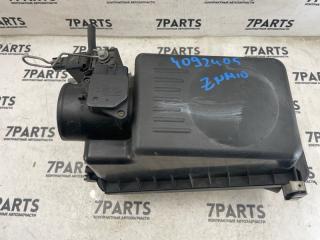 Корпус воздушного фильтра TOYOTA ISIS ZNM10 1ZZFE 17700-22120 5 ракурс Корпус воздушного фильтра TOYOTA ISIS ZNM10 1ZZFE 17700-22120 5 ракурс