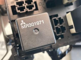Блок предохранителей MITSUBISHI PAJERO V73W 6G72 5 ракурс