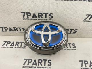 Эмблема передняя TOYOTA SAI AZK10 2AZFXE 76811-75040 1 ракурс