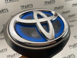 Эмблема передняя TOYOTA SAI AZK10 2AZFXE 76811-75040 4 ракурс