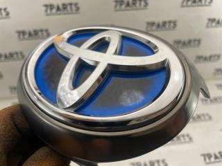 Эмблема передняя TOYOTA SAI AZK10 2AZFXE 76811-75040 5 ракурс