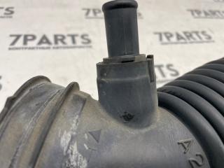 Патрубок воздушн.фильтра TOYOTA PREMIO ZRT260 2ZRFAE 17880-37140 3 ракурс Патрубок воздушн.фильтра TOYOTA PREMIO ZRT260 2ZRFAE 17880-37140 3 ракурс