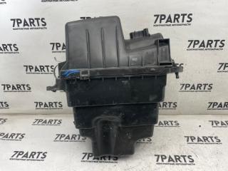 Корпус воздушного фильтра TOYOTA YARIS KSP210 1KRFE 17700-40290 3 ракурс Корпус воздушного фильтра TOYOTA YARIS KSP210 1KRFE 17700-40290 3 ракурс