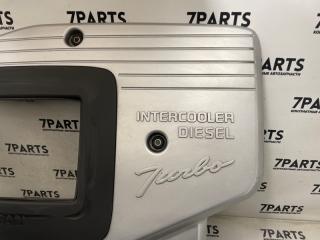 Пластиковая крышка на двс NISSAN SAFARI WTY61 ZD30DDTI 3 ракурс Пластиковая крышка на двс NISSAN SAFARI WTY61 ZD30DDTI 3 ракурс