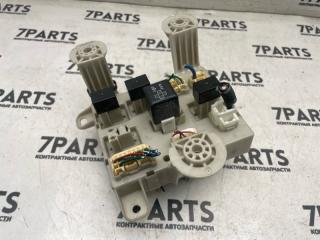 Блок предохранителей правый TOYOTA ALPHARD ANH15 2AZFE 8273158011 2 ракурс