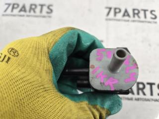Вакуумный клапан TOYOTA YARIS KSP210 1KRFE 90910-12282 5 ракурс Вакуумный клапан TOYOTA YARIS KSP210 1KRFE 90910-12282 5 ракурс
