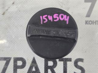 Крышка масляной горловины TOYOTA YARIS KSP210 1KRFE 1218038010 2 ракурс Крышка масляной горловины TOYOTA YARIS KSP210 1KRFE 1218038010 2 ракурс