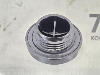 Крышка масляной горловины TOYOTA YARIS KSP210 1KRFE 1218038010 3 ракурс Крышка масляной горловины TOYOTA YARIS KSP210 1KRFE 1218038010 3 ракурс