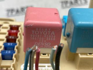 Блок предохранителей TOYOTA ISIS ZNM10 1ZZFE 8273044151 4 ракурс