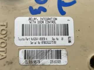 Блок предохранителей TOYOTA AVENSIS AZT250 1AZFSE 8273005100 4 ракурс