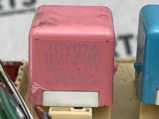 Блок предохранителей TOYOTA AVENSIS AZT250 1AZFSE 8273005100 5 ракурс