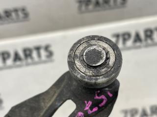 Ролик раздвижной двери правый задний TOYOTA GRAND HIACE VCH16 5VZFE 6831026020 3 ракурс