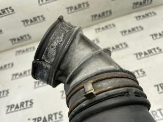 Патрубок воздушн.фильтра NISSAN ELGRAND ALWE50 VG33E 165760W700 5 ракурс