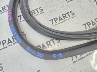 Уплотнительная резинка багажника TOYOTA ESTIMA ACR30 2AZFE 6788128101 4 ракурс