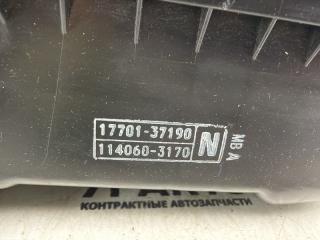 Корпус воздушного фильтра TOYOTA PREMIO ZRT260 2ZRFAE 17700-37211 3 ракурс Корпус воздушного фильтра TOYOTA PREMIO ZRT260 2ZRFAE 17700-37211 3 ракурс