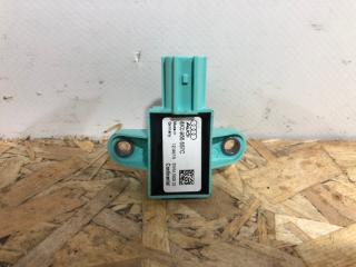 Запчасть датчик удара передний правый Audi A4