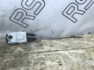 Запчасть кронштейн ручки двери передний левый Skoda rapid