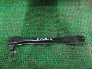 Запчасть балка под двс правая Toyota Prius