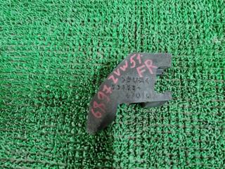 Запчасть уплотнитель крыла передний правый Toyota Prius 2016