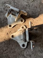 Петля двери передняя левая Isuzu Elf 1996 Б/У Петля двери передняя левая Isuzu Elf 1996