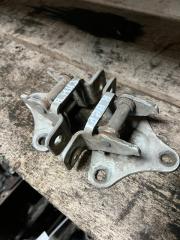 Петля двери правая Isuzu Elf 1997 Б/У Петля двери правая Isuzu Elf 1997