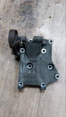 Запчасть кронштейн компрессора кондиционера Nissan AD 2002