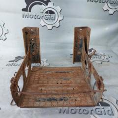 Крепление аккумулятора Isuzu Elf 2003