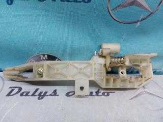 Фото запчасти кронштейн ручки двери задний правый KIA RIO 11.02.2016 контрактная запчасть Запчасть кронштейн ручки двери задний правый KIA RIO 11.02.2016