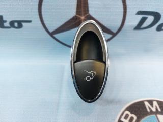 Кнопка открывания багажника Mercedes-Benz E-class 24.02.2006 контрактная Кнопка открывания багажника Mercedes-Benz E-class 24.02.2006