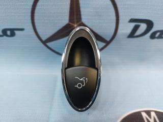 Кнопка открывания багажника Mercedes-Benz E-class 12.01.2007 контрактная Кнопка открывания багажника Mercedes-Benz E-class 12.01.2007
