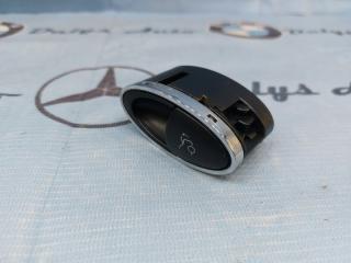 Кнопка открывания багажника Mercedes-Benz E-class 22.06.2004 контрактная Кнопка открывания багажника Mercedes-Benz E-class 22.06.2004