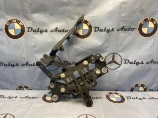 Запчасть петля капота левая BMW 530i 2010