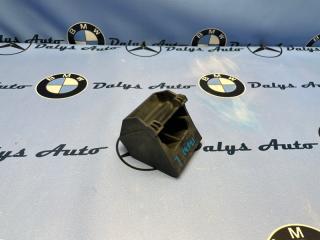 Запчасть кронштейн радиатора левый BMW 530i 2005г. Март