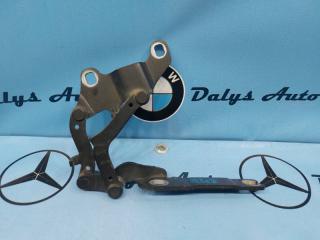 Запчасть петля капота правая BMW 320i 2008г. Сентябрь