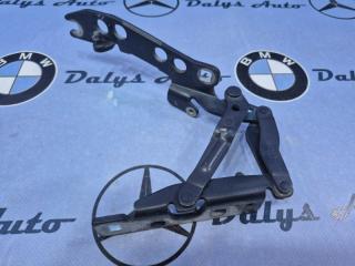 Фото запчасти петля капота правая BMW 528i 1997 контрактная запчасть Запчасть петля капота правая BMW 528i 1997