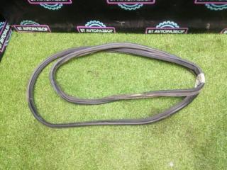 Запчасть уплотнительная резинка крышки багажника задняя левая Toyota Celsior 1993