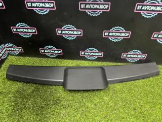 Запчасть накладка двери багажника задняя Mazda Axela