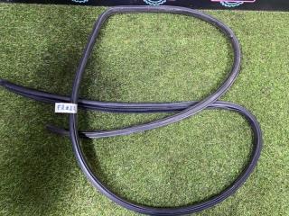 Уплотнительная резинка боковой двери передняя правая Toyota Vitz 2014