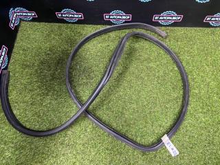 Уплотнительная резинка боковой двери задняя левая Toyota Vitz 2014