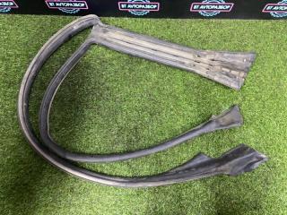 Уплотнительная резинка боковой двери передняя правая Toyota Crown 1995