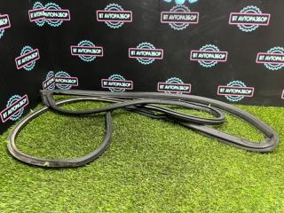 Уплотнительная резинка боковой двери передняя левая Toyota Prius 2012