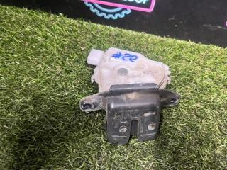 Замок двери багажника Toyota Vitz 2014