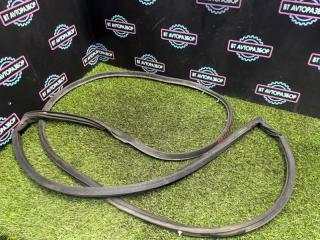 Уплотнительная резинка боковой двери передняя правая Toyota Prius 2012