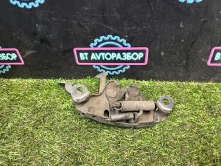 Запчасть замок капота Nissan Bluebird 1998