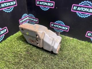 Запчасть кронштейн усилителя бампера передний Nissan Bluebird 1998